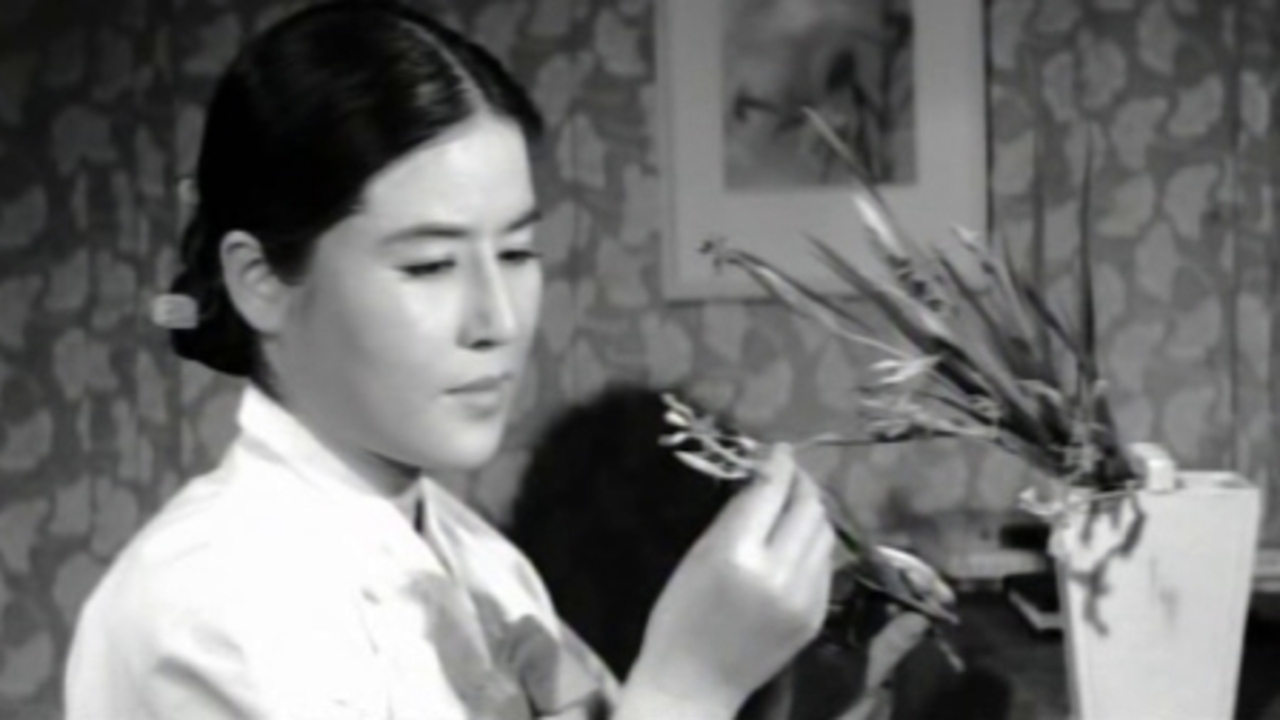 Choi Eun-hee with flowers in My Mother and Her Guest