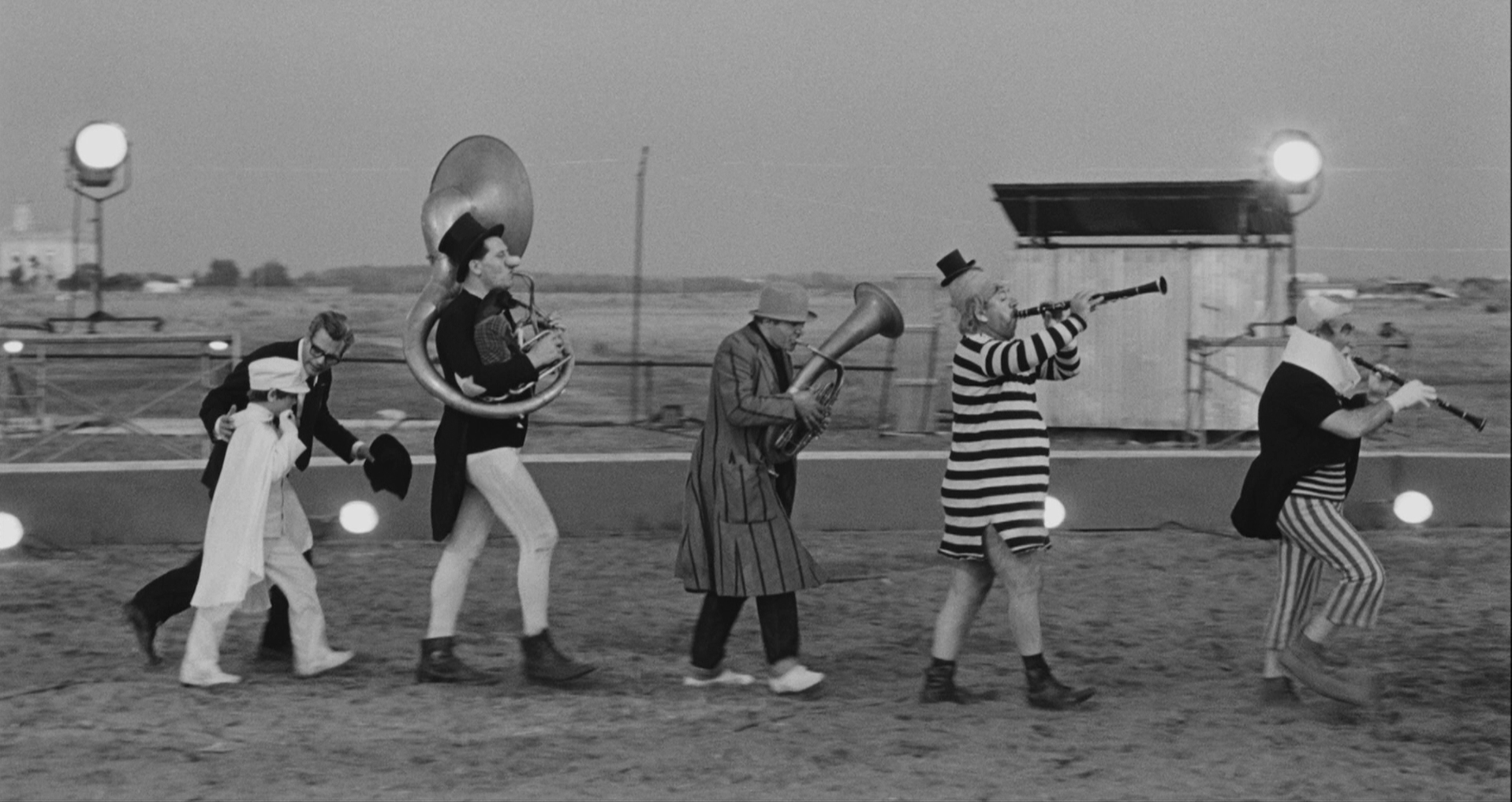 8 1/2 circus performers