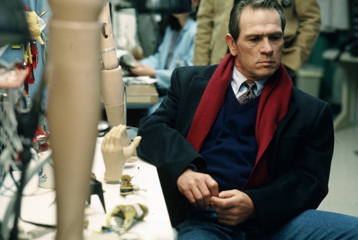 Tommy Lee Jones with prosthetic limbs in The Fugitive