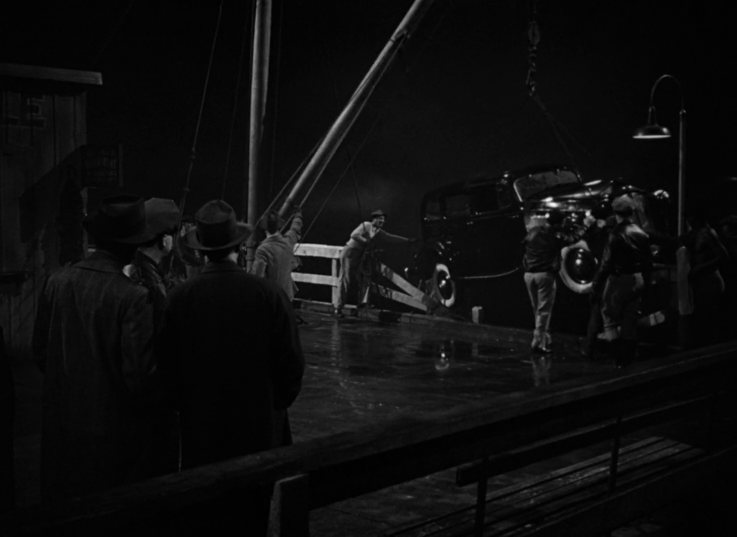 Hauling the car from the ocean in The Big Sleep